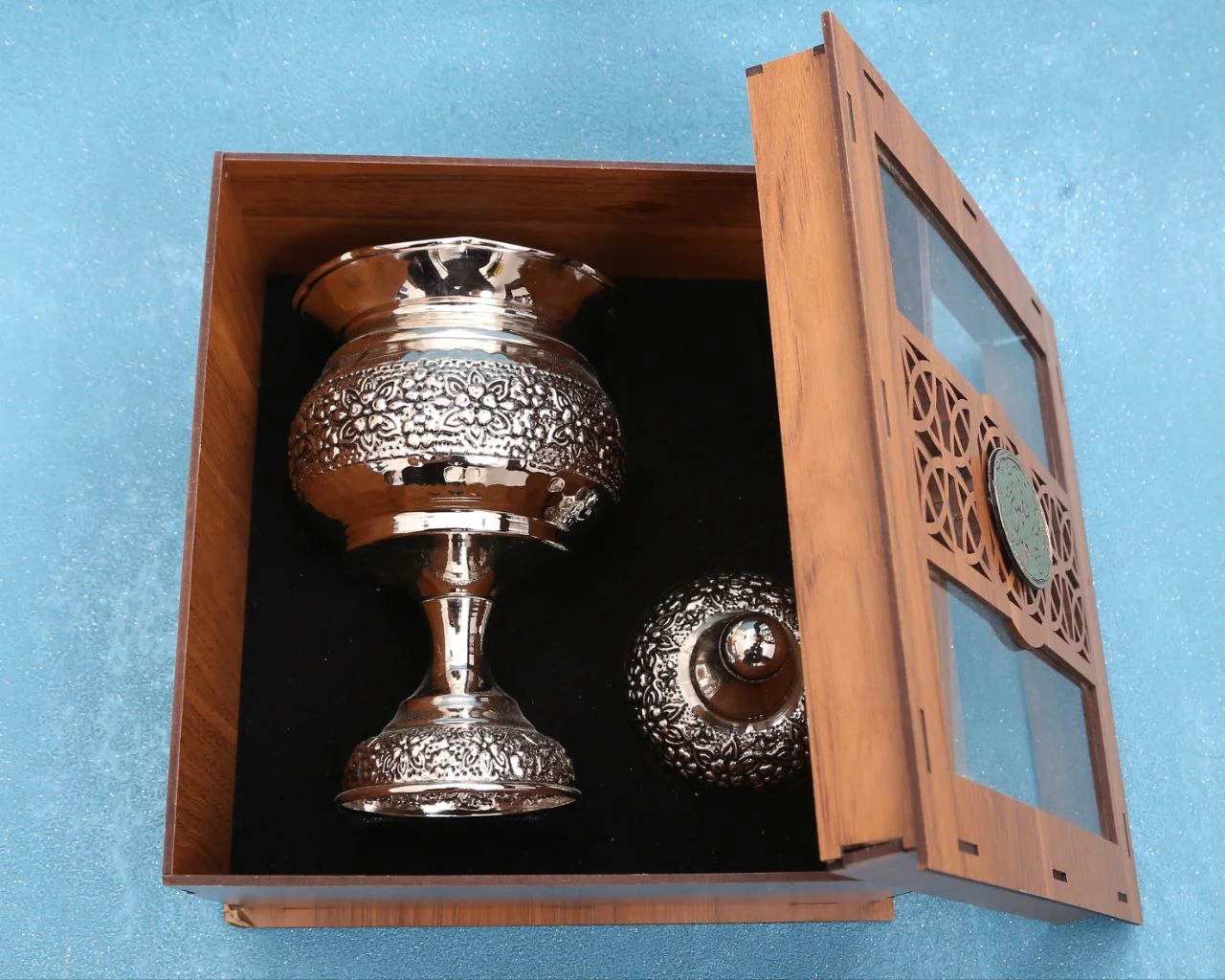 قندان پایه دار گلسا با آبکاری کروم همراه با جعبه سه بعدی چوبی